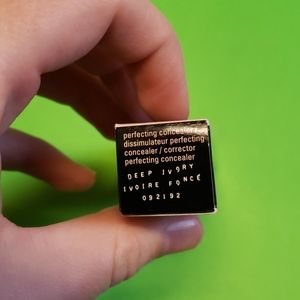 Perfecting concealer